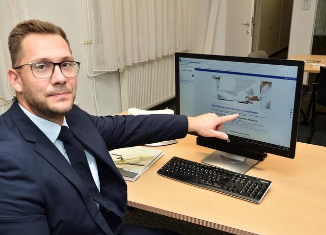 Gerald Wöckinger, Abteilungsleiter Linz AG Bestattung, erklärt den neuen Online-Service. | Foto: Linz AG/Kerschbaummayr