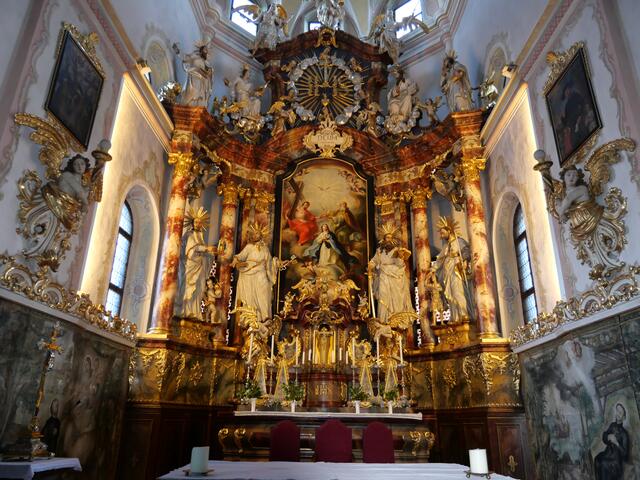 Der Hochaltar mit dem Bild " Maria Krönung" in der Pfarrkirche Traunkirchen / Salzkammergut