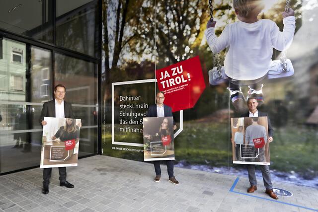 Spartenobmann Dieter Unterberger (Handel), WK-Präsident Christoph Walser und Spartenobmann Franz Jirka (Gewerbe und Handwerk) appellieren an die Konsumentinnen und Konsumenten, die regionale Wirtschaft gerade jetzt zu unterstützen. | Foto:  © WK Tirol/Kresser
