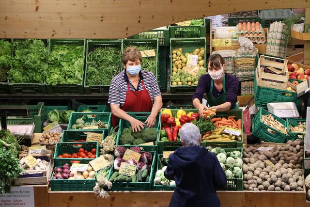 Die Markthalle – inkl. Bauernmarkt – ist auch im zweiten Lockdown geöffnet. Bitte achten Sie an die geltenden Hygienebestimmungen. | Foto: Isser