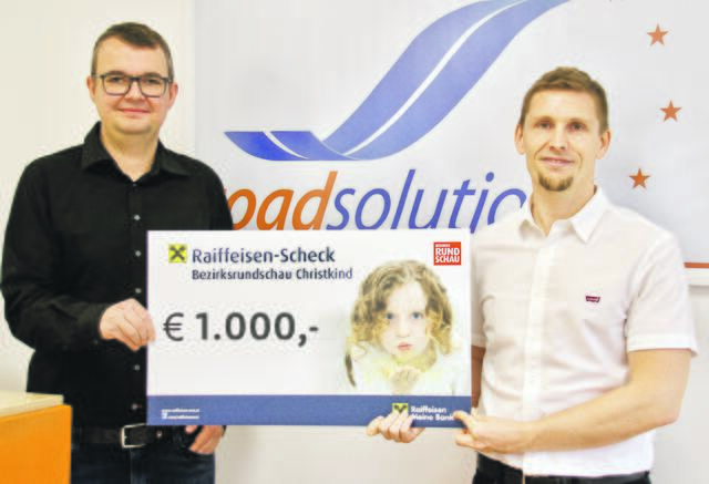 Die Road Solution Chefs Andreas Niederndorfer und Milko Dilber mit dem Spendescheck für das BezirksRundschau-Christkind.