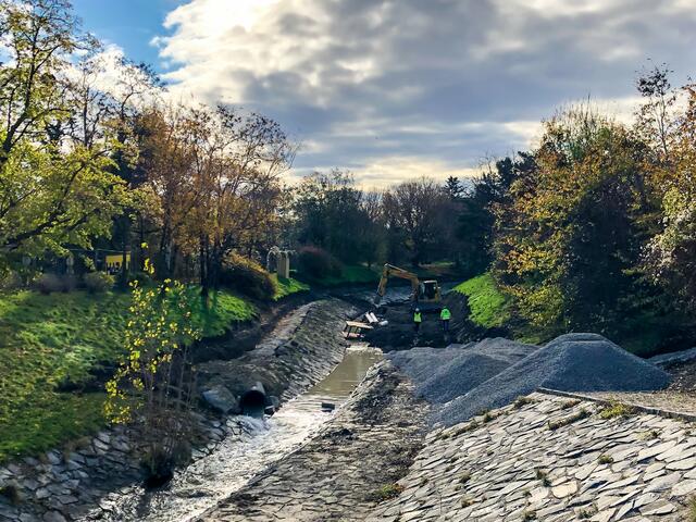 Beim Liesinger Platz wurde vor kurzem mit den Renaturierungsarbeiten des Liesingbaches begonnen. | Foto: BV23
