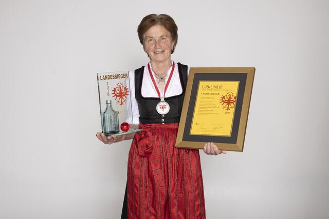 Die 78-jährige Maria Pfandl aus Kirchbichl hat bereits zum 5. Mal den Landessieg bei den Likören gewonnen.  | Foto: Die Fotografen