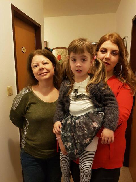 Die kleine Maria mit ihrer Mama Cornelia (l.) und ihrere Schwester Veronika.
