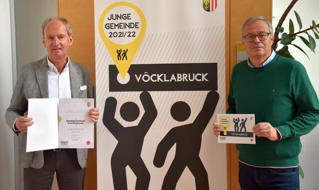 Bürgermeister Herbert Brunsteiner und Jugendreferent Christoph Rill freuen sich über die Auszeichnung.