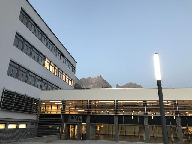 Am 1.Dez. (19:00-21:00) kann man die HBLW Saalfelden online besuchen und sich über die verschiedenen Ausbildungsmöglichkeiten informieren. Foto: Robert Kalss