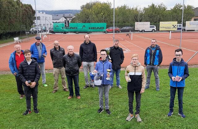 Siegerfoto vom Oktober: Christian Birkenfellner, Leon Maierhofer, Wenzel Grejan, Gerhard Eder,  Roland Höbartner, Stefan Mittelstrasser, Markus Nachbargauer, Lukas Feiertag, Jakob Gleiß, Roland Höbartner und Christian Nachbargauer. | Foto: SK Loosdorf