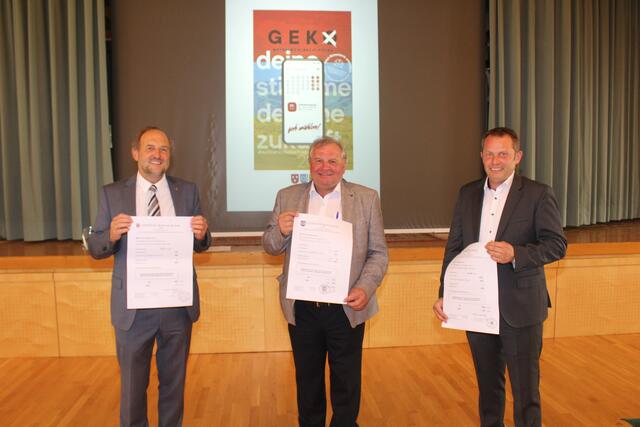 Bgm. Paul Hauser, Bgm. Alfons Rastner und Bgm. Alexander Woertz - hier nach der Volksbefragung - freuen sich. | Foto: Suitner