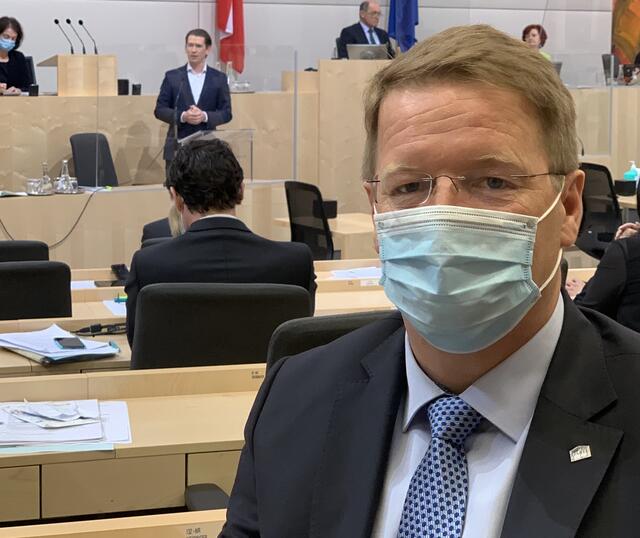 Der Angeordnete Manfred Hofinger bei der Plenarsitzung des Nationalrates.