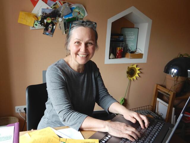 Christine Wally-Biebl steht pflegenden Angehörigen bei ihren Fragen zur Seite.  | Foto: Caritas