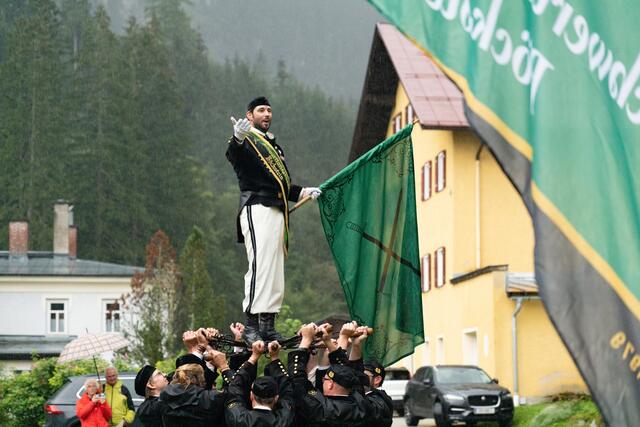 Seit 1979 wird alljährlich die Aufführung des historischen Schwerttanzes der Böcksteiner Knappen durchgeführt. Dieses Jahr Corona-Bedingt jedoch ohne traditionellem Fest und ohne Publikum. | Foto: Ronny Katsch