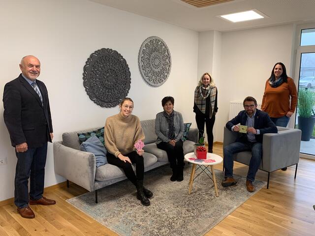 von Links: Bürgermeister Franz Zwölbar, Lisa Parth, Astrid Leitner, Stefanie Egger, Manuel Müller, Kofler