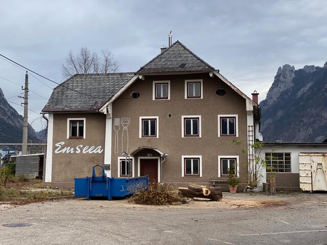 Das Gasthaus "Emseea" hat eine knapp 400-jährige Geschichte hinter sich. Nun soll es abgerissen werden. | Foto: Philipp Gratzer