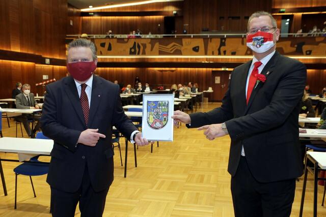 Angelobung durch den Bürgermeister (re.)