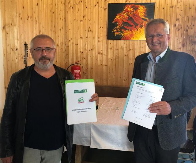 Grünen-Chef Dr. Werner Kammel und ÖVP-Spitzenkandidat Karl Kowald mit dem unterzeichneten Koalitionspapier. | Foto: KK