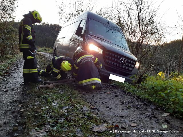 Das Fahrzeug drohte abzustürzen und wurde von der FF gesichert. | Foto: FF St. Georgen/Klaus