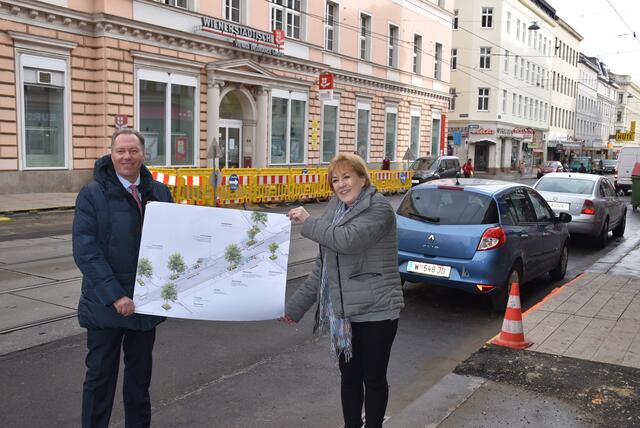Bezirksvorsteher Franz Prokop (SPÖ) mit einer Anwohnerin in der Thaliastraße. | Foto: BV16