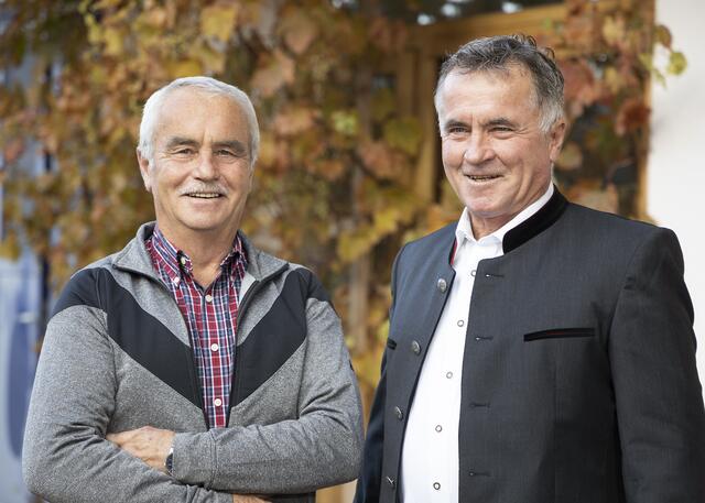 Die beiden Schnapsbrenner Anton und Sepp Weiss (v.l.) sind sehr stolz auf die Auszeichnung, die sie mit ihrem Holunderbrand einfuhren.  | Foto:  Die Fotografen