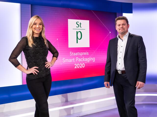 Georg Glieder, Leiter Verpackungsentwicklung Rondo St. Ruprecht, nahm den „Sonderpreis Innovation“ für die clevere Versandbox entgegen (im Bild mit Puls4-Moderatorin Nina Kraft).