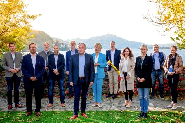 Mit den Partner des Regionalitätspreises: Landesrat Martin Gruber (ganz links), WOCHE-Chefredakteur Peter Kowal, Jury-Vorsitzender Gerhard Hoffer und WOCHE-Marketingleiterin Elfriede Breitenhuber (vorne von links)