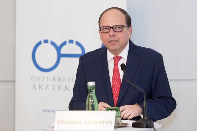 "Beenden können die Pandemie nur ein wirksames und sicheres Medikament oder eine wirksame und sichere Impfung“, so Szekeres. | Foto:  ÖÄK/Bernhard Noll