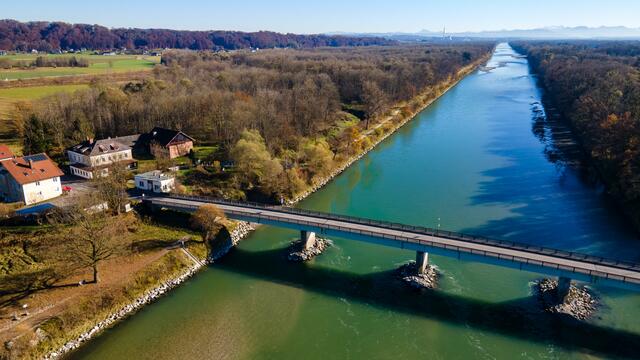 Ferdinand Tiefnig und Andrea Holzner forderten bereits lange einen Neubau der maroden Salzachbrücke. Nun schließen sich das Land Oberösterreich und der Freistaat Bayern der Forderung an.  | Foto: Scharinger