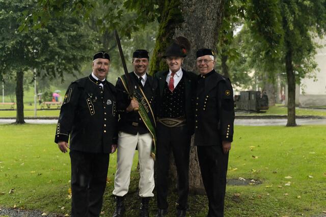 Die Gratulanten v. links, mit Bergoffizier Didi Aschaber, Obmann Alexander Neustifter, Hans Strobl Geschäftsführer der Salzburger Heimatvereine und Johann Kugi, dem Generalsekretär der Österreichischen Knappenvereine.  | Foto: Ronny Katsch