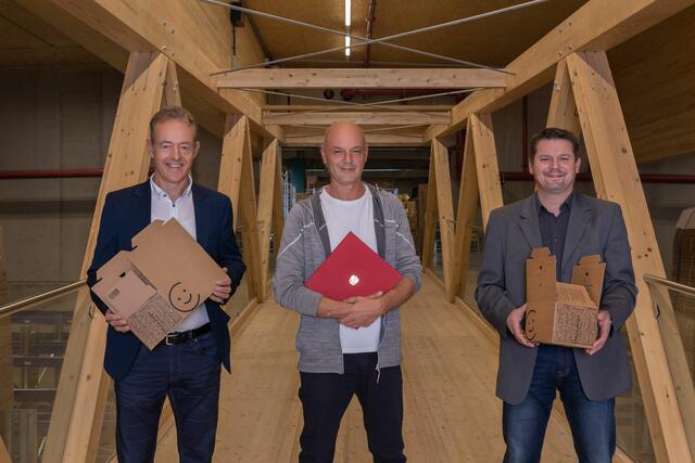 Johannes Sikora (li.) und Georg Glieder (re.) von Rondo St. Ruprecht freuen sich mit Roland Fink, GF niceshops GmbH, über die Auszeichnung der gemeinsam entwickelten, innovativen Versandbox.