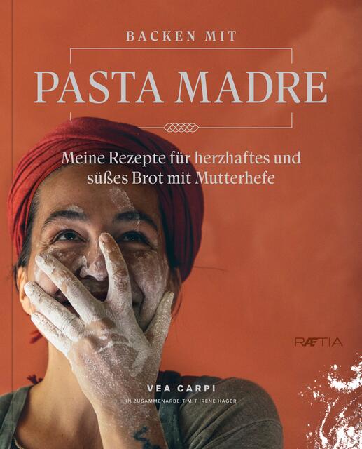 Vea Carpi zeigt in ihrem Buch, wie man magische Teige aus Wasser und Weizenmehl herstellen kann.  | Foto: Edition Raetia