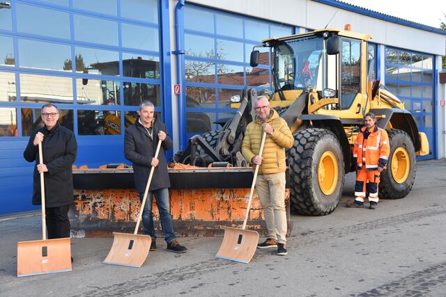 Bürgermeister Rupert Dworak, Bauhofleiter Bernhard Feurer, Stadtrat Gerhard Windbichler und Bauhof-Mitarbeiter Christian Pichler mit typischen Winter-Einsatzmitteln.