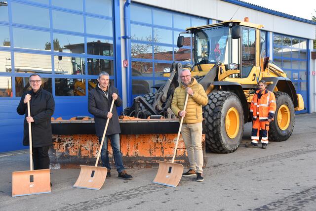 Bürgermeister Rupert Dworak, Bauhofleiter Bernhard Feurer, Stadtrat Gerhard Windbichler und Bauhof-Mitarbeiter Christian Pichler mit typischen Winter-Einsatzmitteln. | Foto: Stadtgemeinde Ternitz