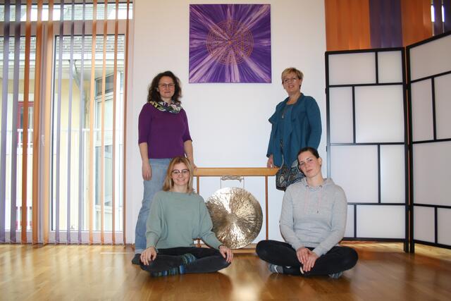 Das Team der Silence4You Entspannungsoase in Spittal: Romana Hauptmann (stehend li.), Martina Wirnsberger (stehend re.), Desiree Briggl (vorne li.) und Pia Seidl.
