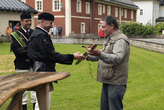 Der Schmied Sepp Moser aus Bad Hofgastein übergibt neue Schwerter. | Foto: Ronny Katsch