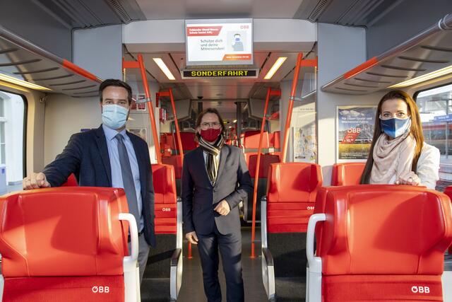 Testeten die modernisierte Talent-1-Garnitur auf Cityjet-Niveau (v.l.): Landesrat Stefan Schnöll, Josef Spiesberger (ÖBB-Regionalmanager Personenverkehr) und Allegra Frommer (Geschäftsführerin Salzburger Verkehrsverbund).  | Foto: Land Salzburg/Susi Berger