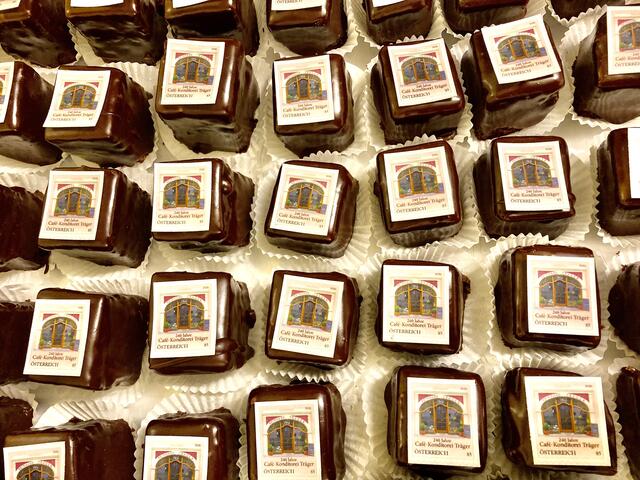 Cafe-Konditorei Träger feierte Geburtstag: Süße Träger-Briefmarke auf ...