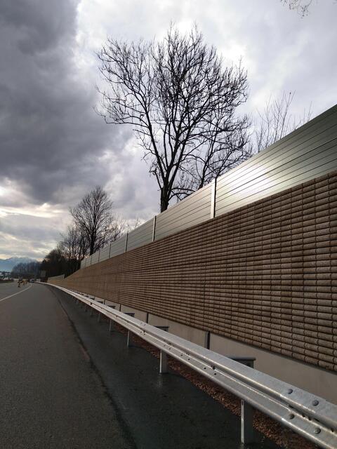 Der vom Kufsteiner Gemeinderat angestrebte Achtziger auf der A12 bei Kufstein Süd bleibt ein Thema. Nun beschäftigt sich der Tiroler Landtag damit. Die Lärmschutzmaßnahmen bei Kufstein werden derzeit noch fertiggestellt.  | Foto: Asfinag