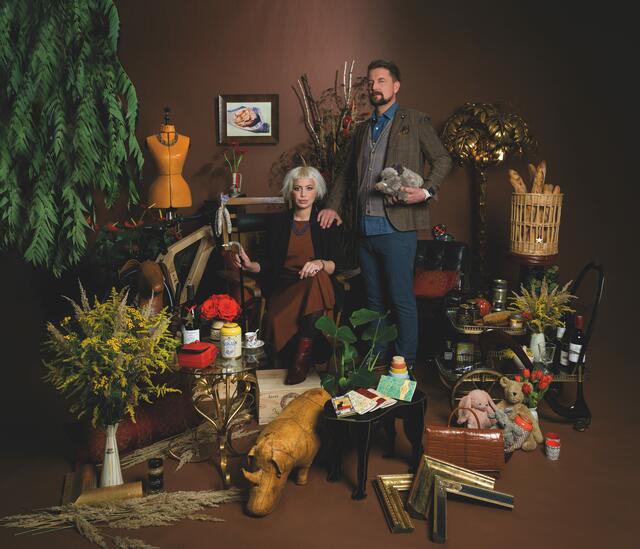 Das aktuelle Sujet von Vis a Vis Linz ist in Kooperation mit Linz Tourismus entstanden. Im Bild zu sehen sind Produkte von Intersport Winninger , Café NUZ, Little Dancer, Mamiladen, Teekönig, Martina Pöttinger, Florentina Blumen, Wildflorie, Schuhmode Kürmayr, Berghammer Bilder und Rahmen, La petite France, Isolde Vintage, Martina Pöttinger, Romana P.,  Schmuckdesign und Edi Pesendorfer.  | Foto: Vis a Vis Linz/Zoe Goldstein Photography