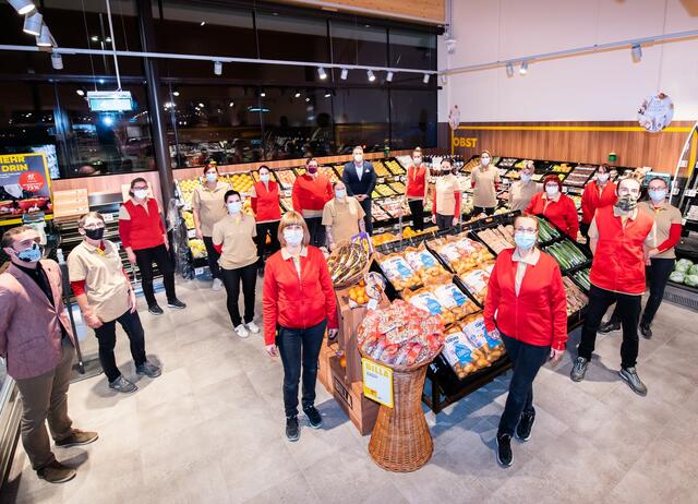 Billa-Marktmanagerin Anika Dirnberger und ihr Team freuen sich über die Neueröffnung und heißen alle Kunden herzlich willkommen | Foto: Stefan Zamisch/Billa Merkur Österreich