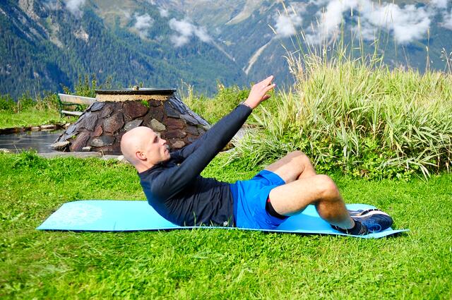 Fit in den Winter mit Gerald Kammerlander - Übung 10: Sit Ups | Foto: Hassl