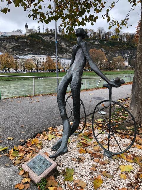 Die Skulptur des Radfahrers am Salzachufer ist bei jedem Wetter mit dem Rad draußen.