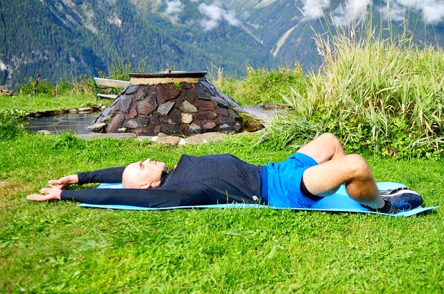 Fit in den Winter mit Gerald Kammerlander - Übung 10: Sit Ups | Foto: Hassl