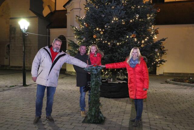 Vizebürgermeister Robert Fehervary, Nora Niemeczek und Bürgermeisterin Monika Obereigner-Sivec gaben den Startschuss, Papa Thomas Niemeczek von der Abteilung Strom&Wasser durfte seiner Tochter assistieren.