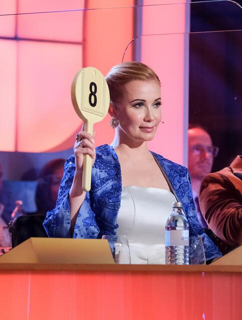 „Dancing Stars“-Jurorin Karina Sarkissova wurde positiv aus COVID-19 getestet.