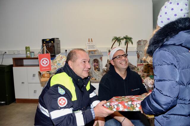 ASBÖ-NÖ Landesgeschäftsführer Ralph Ebhart mit dem Kollegen Erdem Polat beim Austeilen von Geschenken