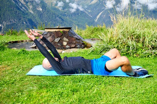 Fit in den Winter mit Gerald Kammerlander - Übung 10: Sit Ups | Foto: Hassl