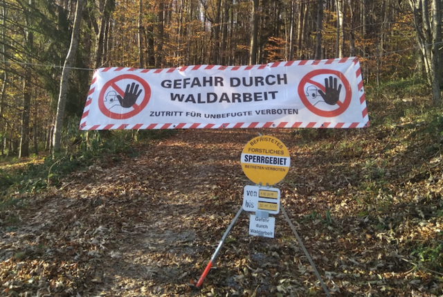 Für Holzernteeinsätze werden forstliche Sperrgebiete errichtet, die deutlich mit gelben Sperrgebietstafeln gekennzeichnet sind. | Foto: ÖBf_F.Strutzenberger