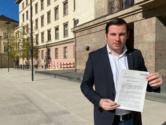 Der Landtagsabgeordnete und Kufsteiner FPÖ-Stadtparteiobmann Christofer Ranzmaier mit dem Antrag der FPÖ. Die Partei fordert darin ein "Nein" zum Achtziger auf der A12 bei Kufstein.  | Foto: FPÖ/Ranzmaier