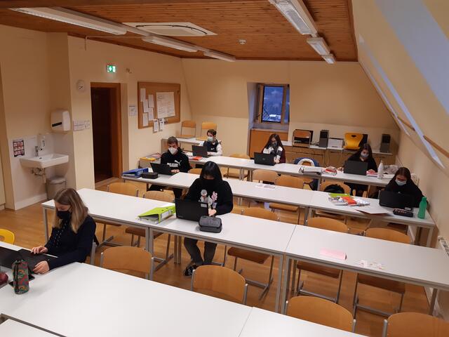 Die Maskenpflicht in den Pausen und im praktischen Unterricht wurde an der Fachschule Burgstall ebenso gut akzeptiert wie die Aufforderung zur Händedesinfektion, zum Abstand halten und zum Beibehalten einer strengen Sitzordnung.