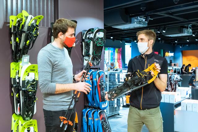 Das Equipment muss stimmen: Gigasport-Experte Martin Doppler (r.) berät WOCHE-Redakteur Stefan Haller. | Foto: Jorj Konstantinov