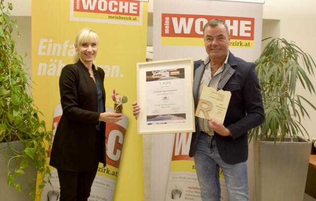 Verleihung: WOCHE-Marketingleiterin Elfriede Breitenhuber übergibt den Regionalitätspreis an Rupert Leikam.
